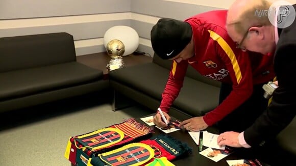 Neymar autografou algumas peças promocionais