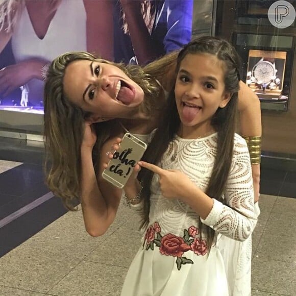 Ana Paula Renault posou com Mel Maia em aeroporto horas antes de atingir 1 milhão de seguidores no Instagram