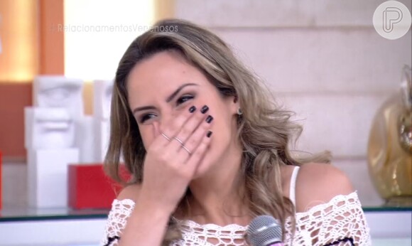 Ana Paula Renault se divertiu ao levar uma 'bronca' de Fátima Bernardes: 'Fala no microfone!'