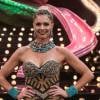 Fernanda Lima combinou o vestido de ráfia com pulseiras, colares e brincos para comandar o 'Amor & Sexo'