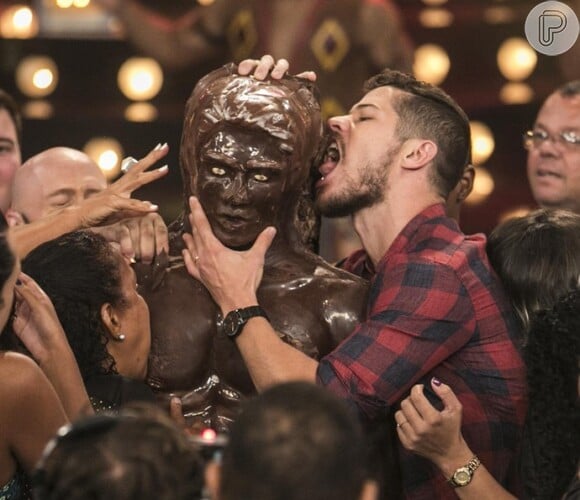 José Loreto também não resistiu à escultura de chocolate no 'Amor & Sexo'