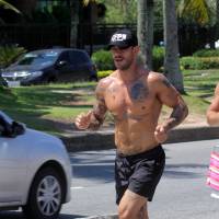 Lucas Lucco mostra a barriga chapada durante exercícios pela praia do RJ. Fotos!