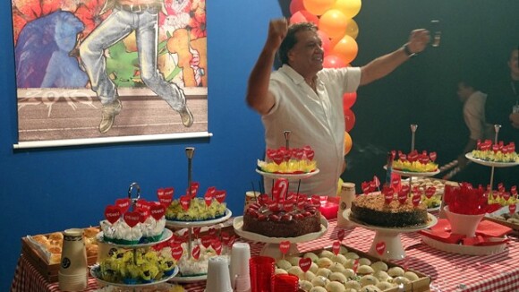 Dennis Carvalho comemora 67 anos com festa nos bastidores de 'Sangue Bom'