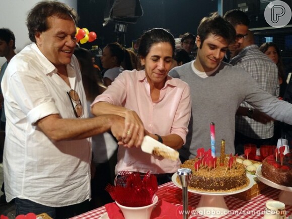 Dennis Carvalho fez questão de cortar o bolo de aniversário e deu o primeiro pedaço de bolo para Karla Mendonça, a diretora de produção da novela