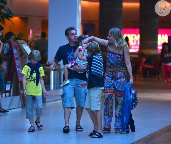 Angélica e Luciano Huck levaram os filhos ao cinema em um shopping no Rio de Janeiro