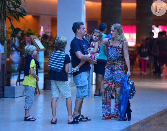 Angélica e Luciano levaram os filhos ao cinema em um shopping no Rio