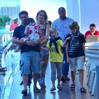 Angélica e Luciano Huck levam os filhos Joaquim, Benício e Eva ao cinema no Rio