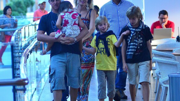 Angélica e Luciano Huck levam os filhos Joaquim, Benício e Eva ao cinema no Rio