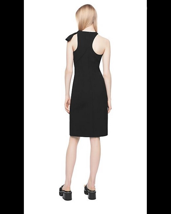 O vestido pode ser comprado por cerca de R$ 6.557 na loja online da grife Versace