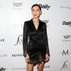 Bella Hadid escolheu vestido preto Moschino para o Fashion Los Angeles Awards, neste domingo, 20 de março de 2016