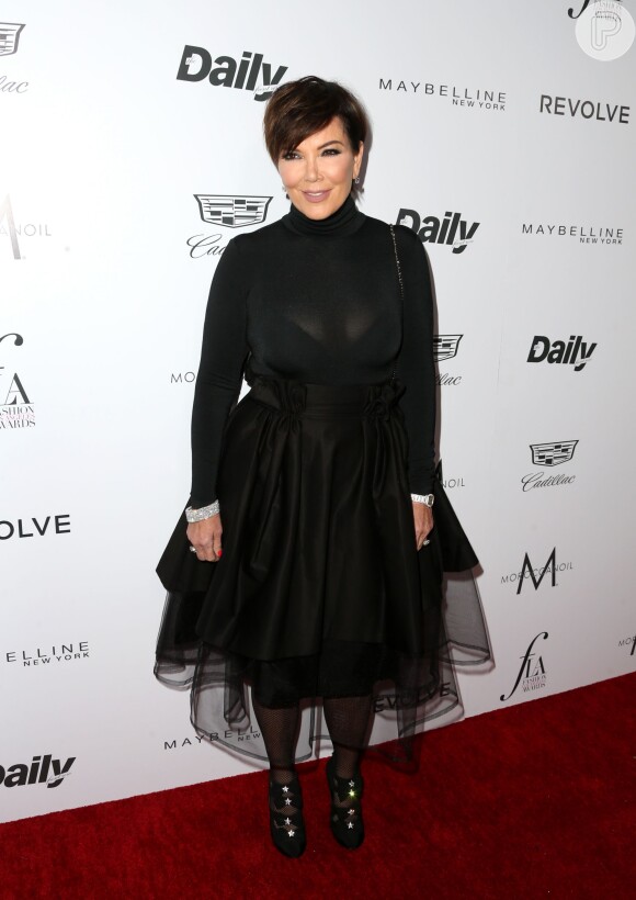 A matriarca das Kardarshians, Kris Jenner apostou em vestido preto com transparência e tule para ir ao Fashion Los Angeles Awards, neste domingo, 20 de março de 2016