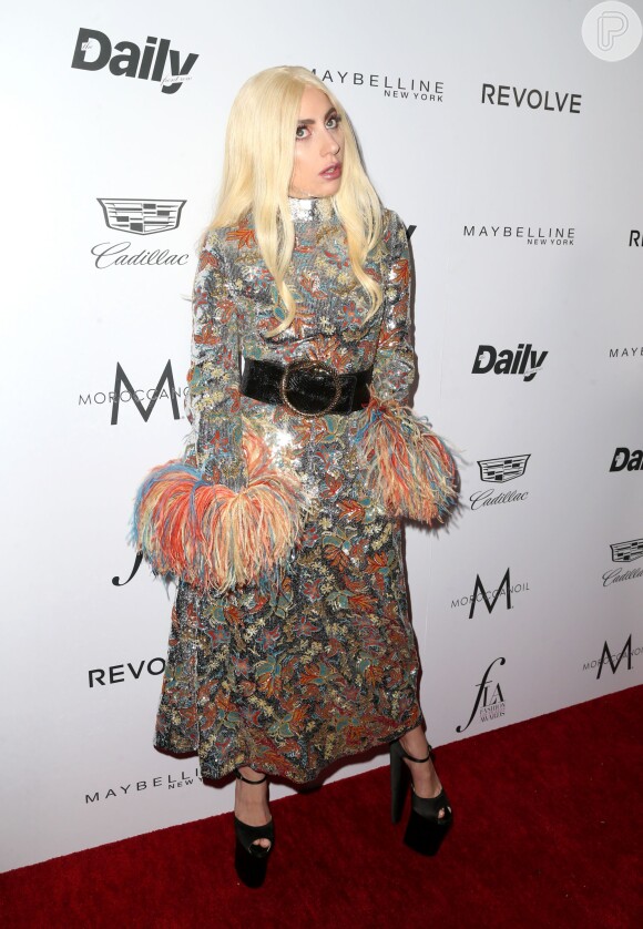 Conhecida por seus looks extravagantes, Lady Gaga escolheu vestido bordado com franjas de penas nas mangas para ir ao Fashion Los Angeles Awards, neste domingo, 20 de março de 2016