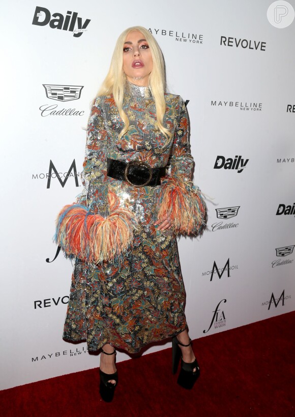 Lady Gaga usou vestido Saint Laurent e sapatos de saltos superaltos Brian Atwood no Fashion Los Angeles Awards, neste domingo, 20 de março de 2016