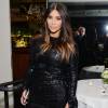 Kim Kardashian usou vestido preto de lantejoulas com fenda no Fashion Los Angeles Awards, neste domingo, 20 de março de 2016