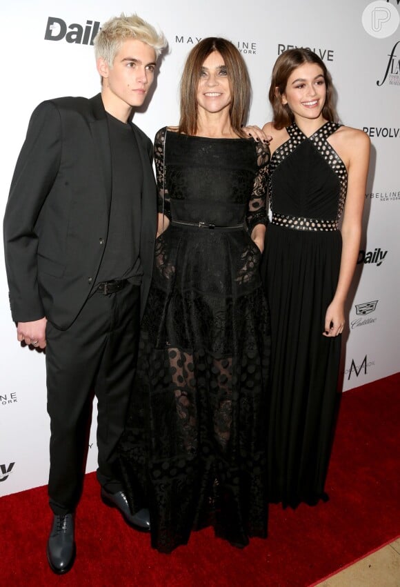 Filhos de Cindy Crawford, os modelos Presley Gerber e Kaia Gerber mostram elegância no Fashion Los Angeles Awards, neste domingo, 20 de março de 2016