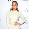Jennifer Lopez apostou em estilo clássico com vestido branco com lantejoulas em comprimento midi, do estilista Ermanno Scervino, no Fashion Los Angeles Awards, neste domingo, 20 de março de 2016