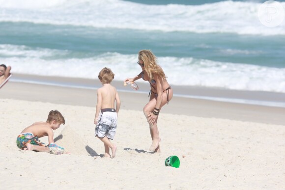 A atriz costuma levar os filhos, Noah e Guy, à praia
