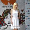 A atriz americana Dakota Fanning, de 19 anos, está no Brasil pela primeira vez e investiu em um vestido branco justinho para divulgar o seu filme 'Night Moves', na coletiva de imprensa durante o Festival de Cinema do Rio, neste sábado (28)