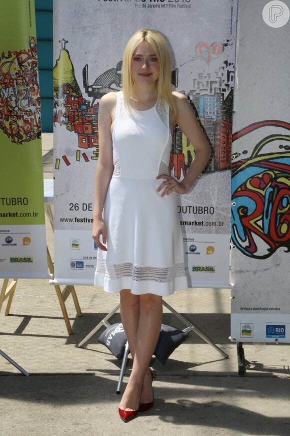 Dakota Fanning aposta em vestido branco justinho para coletiva de imprensa do filme 'Night Moves', no Festival de Cinema do Rio, no Cais do Porto, Centro da cidade, neste sábado (28)