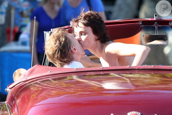 Débora Falabella gravou cenas de beijo com David Wendefilm para a série 'Nada Será Como Antes' na Praia Vermelha, nesta segunda-feira, dia 21 de março de 2016