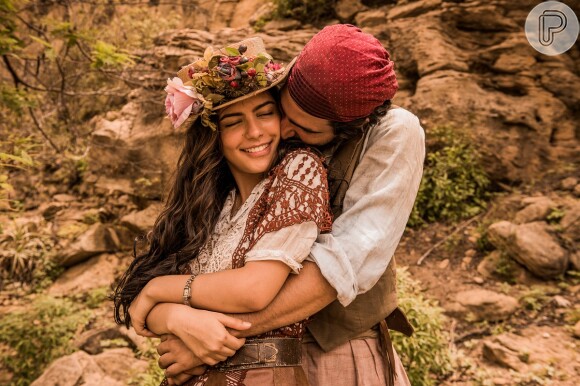 Maria Tereza (Julia Dalavia) e Santo (Renato Góes) se apaixonam, apesar da rivalidade entre suas famílias, na novela 'Velho Chico', a partir de 29 de março de 2016