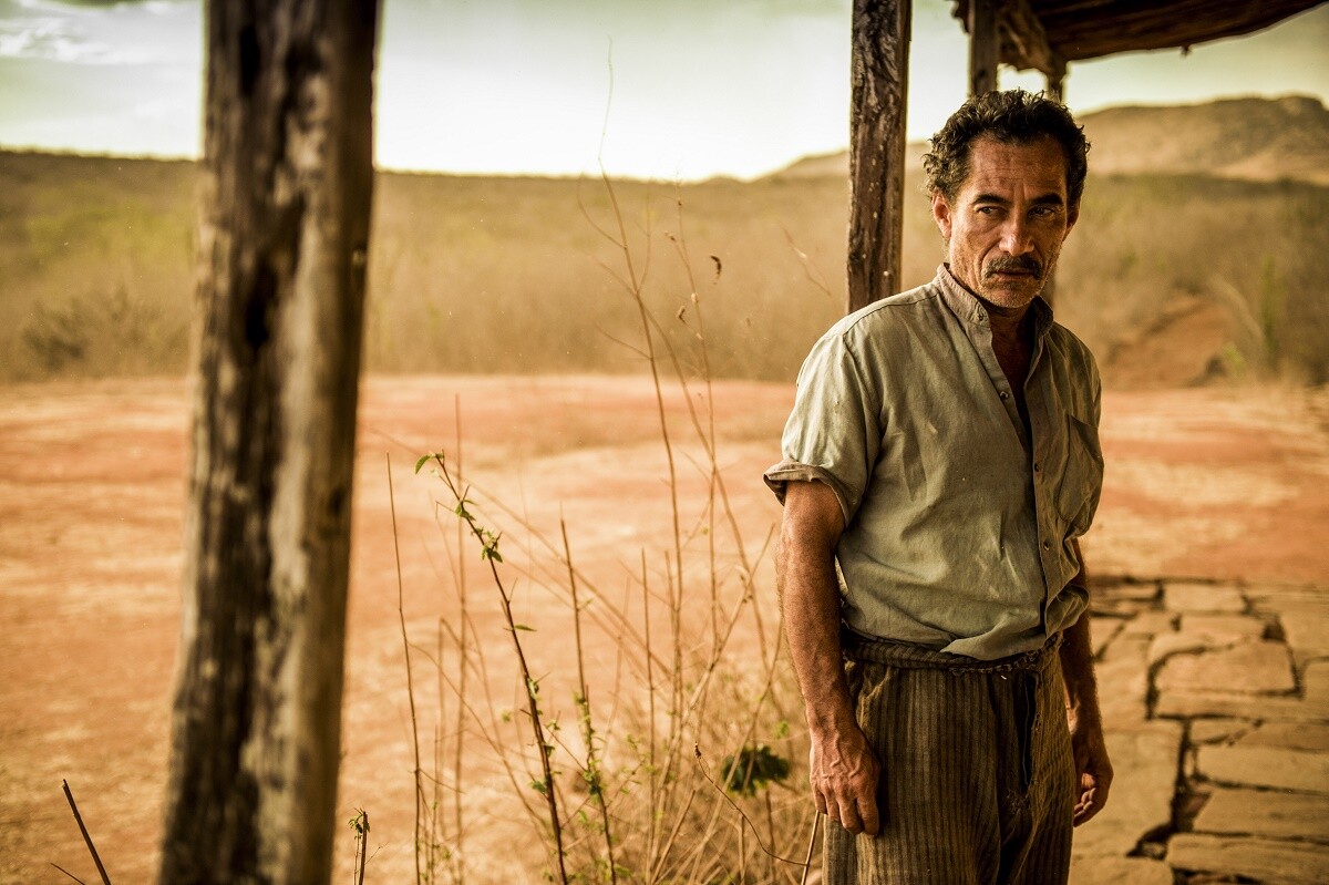 Foto Belmiro (Chico Diaz) entra na frente do filho e morre após levar um tiro de Cícero (Pablo