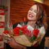 Mariana Ximenes posa com rosas recebidas na pré-estreia de 'Zoom', nesta segunda (23)