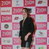 Mariana Ximenes combinou um blazer superdecotado com uma saia de couro na pré-estreia do filme 'Zoom' 