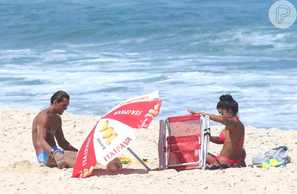 Aline Riscado e Felipe Roque estiveram na praia da Reserva no domingo, 20 de março de 2016