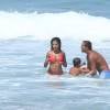 Aline Riscado e Felipe Roque foram fotografados na Praia da Barra acompanhados do filho dela