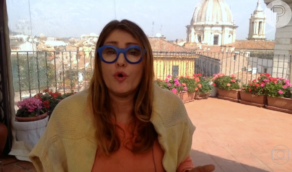 Ilze Scamparini movimenta a web ao usar óculos azuis