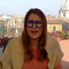 Ilze Scamparini abusa do estilo ao usar óculos azuis, mas fãs criticam escolha