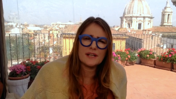 Óculos azuis de Ilze Scamparini ao falar de atentado são criticados: 'Sem noção'