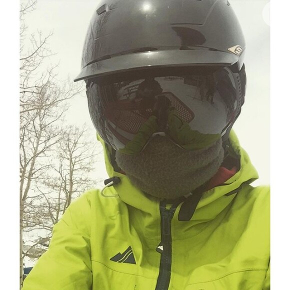 Carolina Dieckmann postou uma foto agasalhada e com um capacete que cobria quase todo o rosto