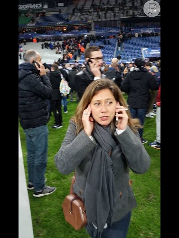 Carolina Cimenti interrompeu as férias para assumir cobertura dos atentados em Paris, em novembro de 2015. A jornalista estava dentro do estádio quando bombas foram lançadas contra ele