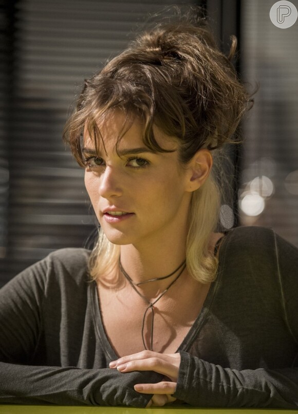 Sofia (Priscila Steinman) reaparece e pede que Jacaré (Sergio Malheiros) mate Eliza (Marina Ruy Barbosa), na novela 'Totalmente Demais'