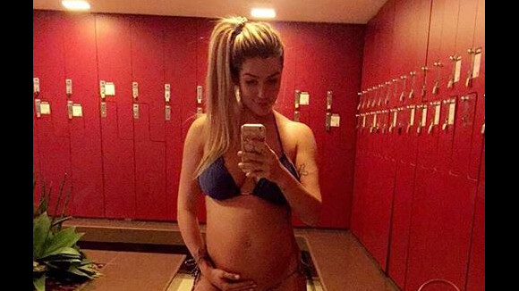 Grávida de 8 meses, ex-BBB Aline Gotschalg grava bebê mexendo na barriga. Vídeo!