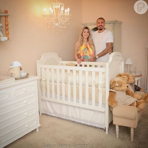 Grávida, ex-BBB Aline mostra móveis para quarto do 1º filho com Fernando