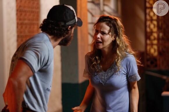 Gilda (Leona Cavalli) questiona Dino (Paulo Rocha) sobre Eliza (Marina Ruy Barbosa), na novela 'Totalmente Demais'