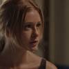 Eliza (Marina Ruy Barbosa) conta a Gilda (Leona Cavalli) que está sendo chantageada por Dino (Paulo Rocha), na novela 'Totalmente Demais'