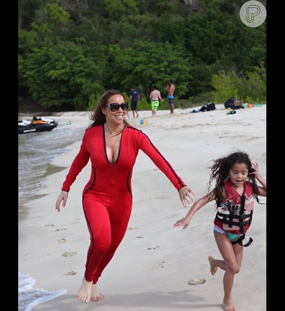 Mariah Carey brinca ao lado da filha Monroe
