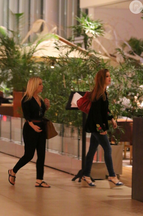 Marina Ruy Barbosa e mãe caminharam tranquilamente pelo shopping