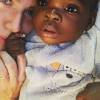 Giovanna Ewbank posou com uma criança na África no ano passado. Logo os fãs pediram: 'Adota!'