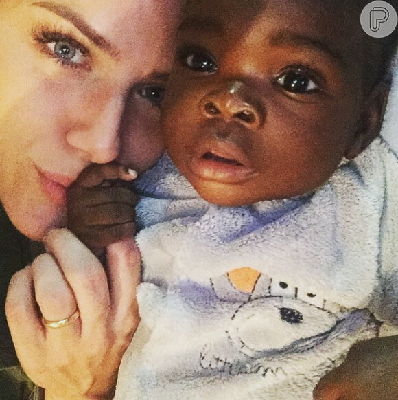 Giovanna Ewbank posou com uma criança na África no ano passado. Logo os fãs pediram: 'Adota!'