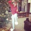 Mariah Carey publicou uma foto do marido, Nick Cannon, dançando ao lado da árvore de Natal, nesta quinta-feira, 20 de dezembro de 2012