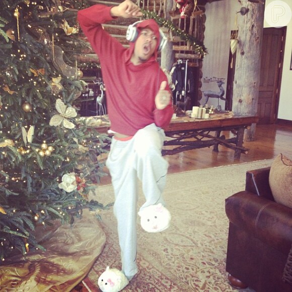 Mariah Carey publicou uma foto do marido, Nick Cannon, dançando ao lado da árvore de Natal, nesta quinta-feira, 20 de dezembro de 2012