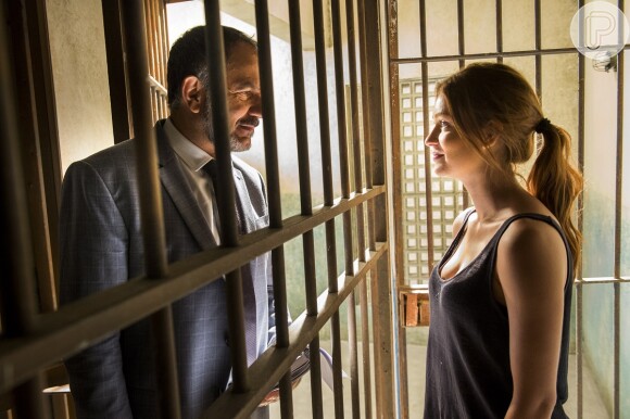 Germano (Humberto Martins) confirma Eliza (Marina Ruy Barbosa) como Gartota Totalmente Demais, mesmo após a prisão, na novela 'Totalmente Demais'