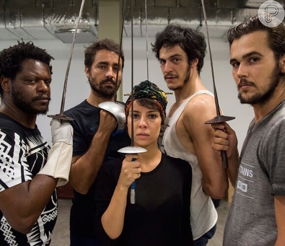 Andreia Horta é a única mulher do elenco na aula de esgrima junto com Mateus Solano, Bruno Ferrari, Bukassa Kabengele, Ricardo Pereira e outros atores da novela 'Liberdade, Liberdade'