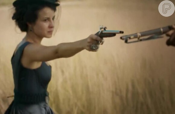 Andreia Horta conta que às vezes tem que passar horas com arma em punho para gravar as cenas de Joaquina na novela 'Liberdade, Liberdade'