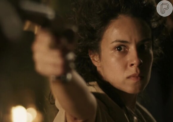 Joaquina (Andreia Horta) atira em cena da novela 'Liberdade, Liberdade'